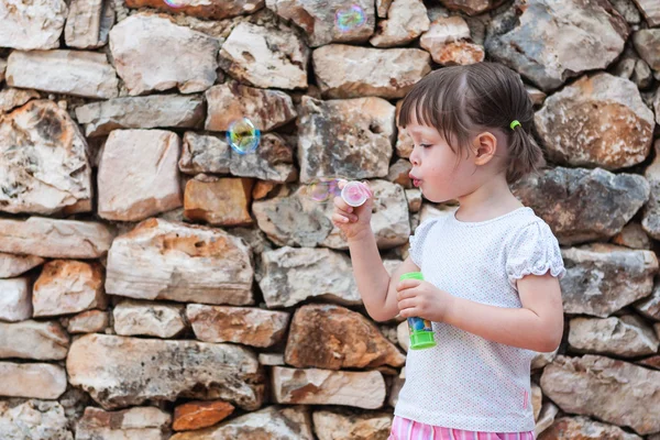 Sabun köpüğü üfleme sevimli küçük kız — Stok fotoğraf