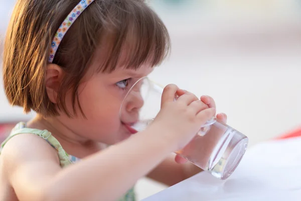 Meisje drinkwater buitenshuis — Stockfoto