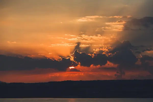 Небо на восходе солнца у моря — стоковое фото