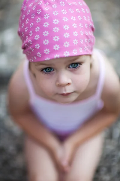 Seyir için birisi ya da bir şey sevimli küçük kız — Stok fotoğraf