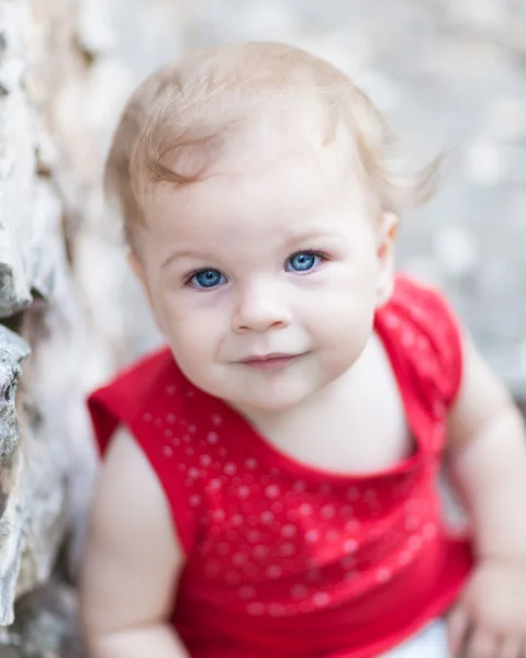 Cute Baby Girl - очень мелкая глубина резкости — стоковое фото