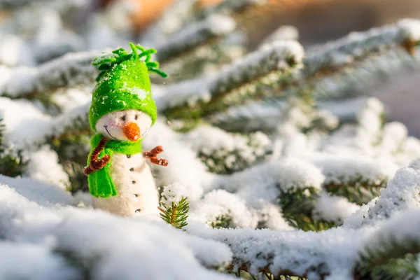 Muñeco de nieve feliz en la nieve — Foto de Stock