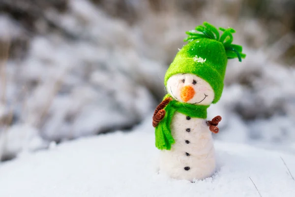 Glücklicher Schneemann auf Schnee (Kopierraum) — Stockfoto