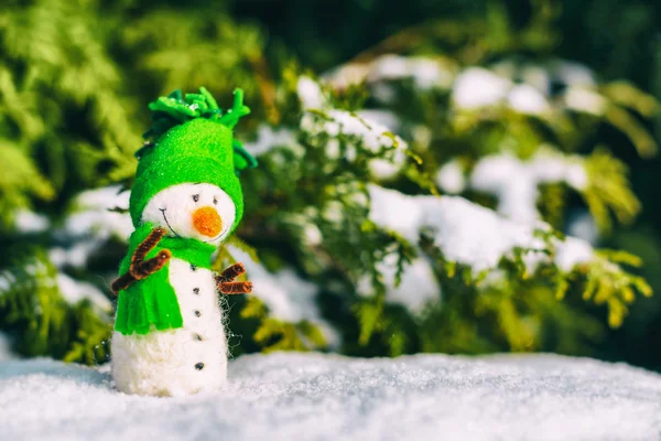 Muñeco de nieve feliz en la nieve (espacio de copia ) — Foto de Stock