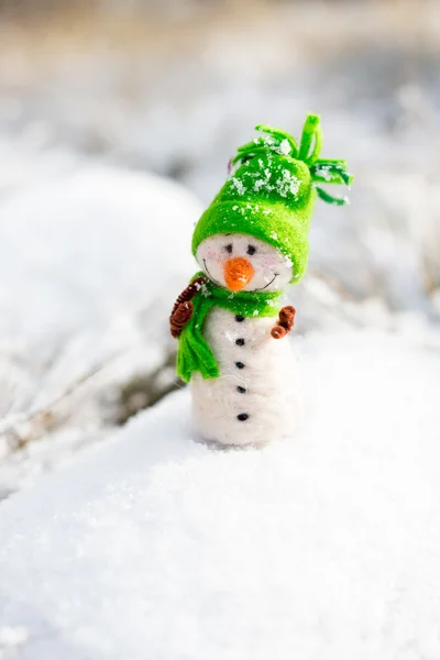 Šťastný sněhulák na sněhu — Stock fotografie