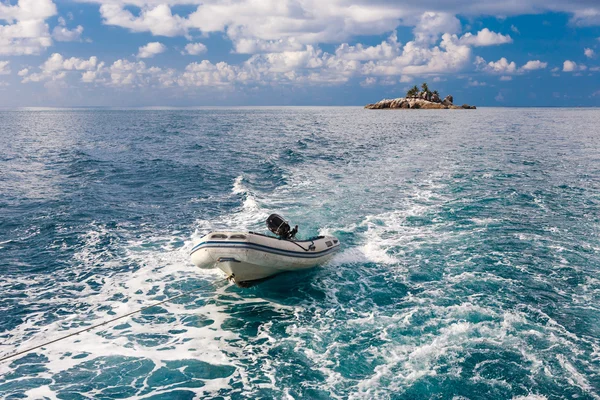 Uninhabited island - view from the sea — Stock Photo, Image