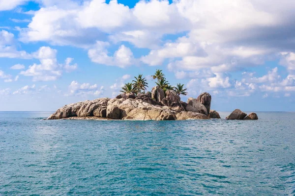 Ilha das Seychelles desabitada - vista do mar — Fotografia de Stock