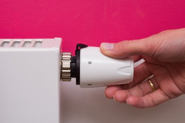 Radyatör termostat ve el - pembe ve beyaz