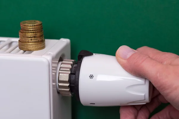 Termostato radiatore, monete e lancetta verde scuro — Foto Stock