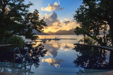 Gün batımında Cerf adada tropikal plaj havuzda