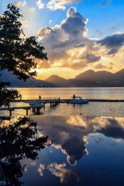 Gün batımında tropikal plaj havuzda