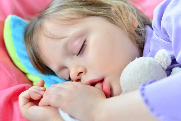 Pequeno bebê bonito dormindo — Fotografia de Stock