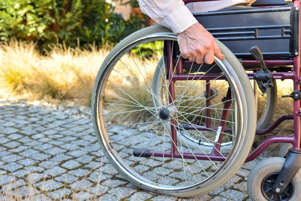Erkek el çarkı tekerlekli sandalye üzerinde yakın çekim 