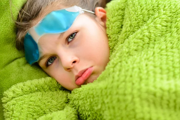 Nemocné dítě dívka pod přikrývkou — Stock fotografie