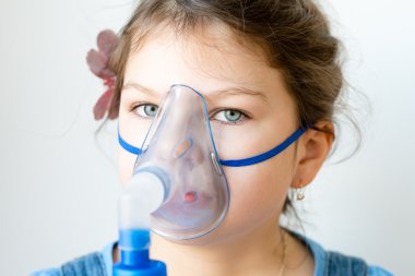 astım inhaler ile kız