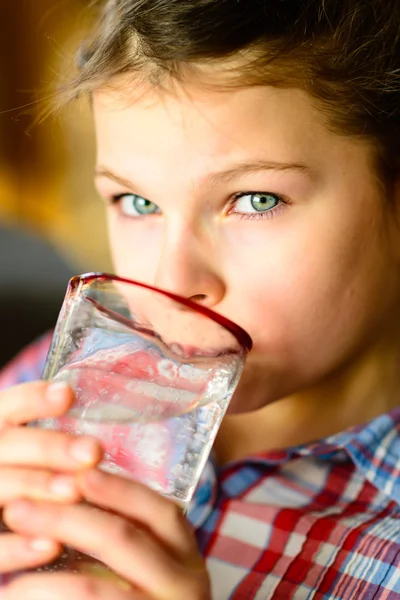 女の子飲料水 — ストック写真