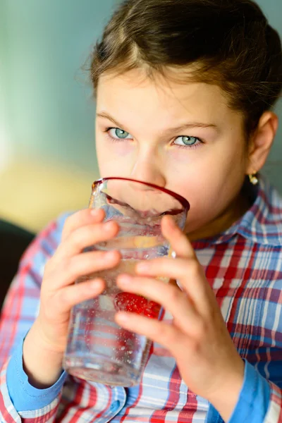 女の子飲料水 — ストック写真