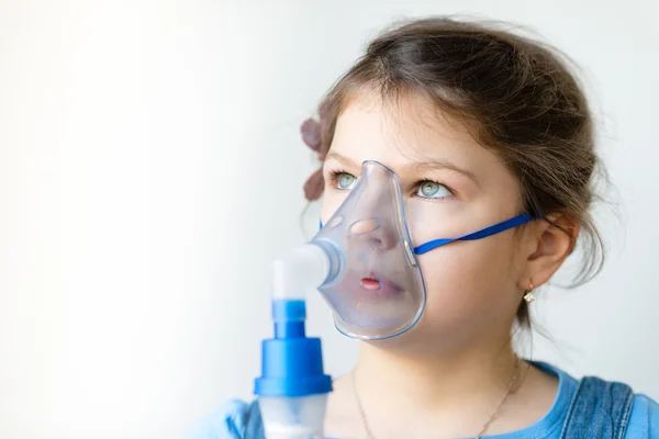 Chica con inhalador de asma — Foto de Stock