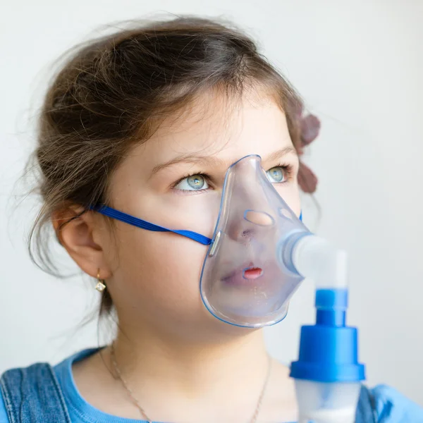 Девушка с ингалятором от астмы — стоковое фото