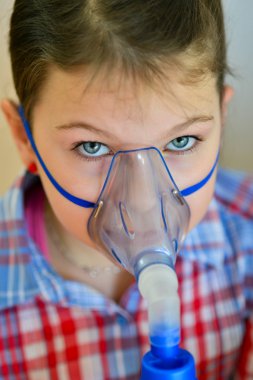astım inhaler ile kız