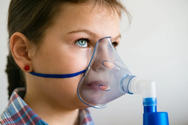 Mädchen mit Asthma-Inhalator — Stockfoto