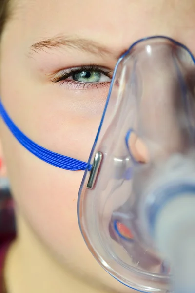 Дівчина з інгалятором астми — стокове фото