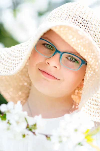 Verano niña en sombrero de paja retrato al aire libre . — Foto de Stock