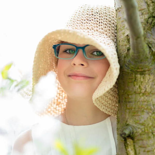 Verano niña en sombrero de paja retrato al aire libre . — Foto de Stock