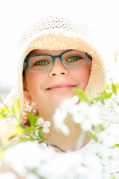 麦わら帽子屋外のポートレートの夏少女. — ストック写真