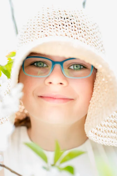 Літня дівчинка в солом'яному капелюсі зовнішній портрет . — стокове фото