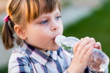 Küçük kız içme suyu açık portresi