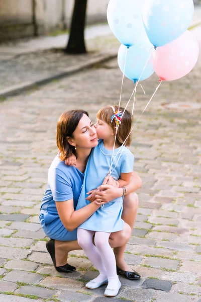 Girl kissing mom — Stock Photo, Image