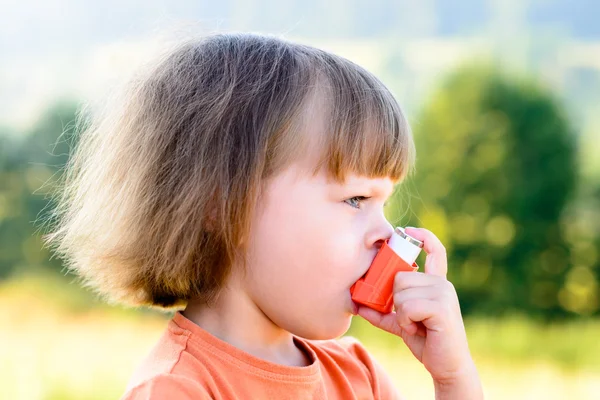 Liten flicka med inhalatorn en solig dag — Stockfoto