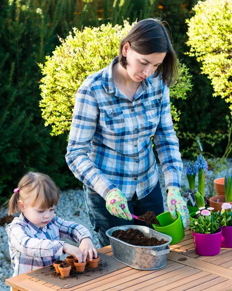 Ragazza piantare bulbi di fiori con sua madre — Foto Stock