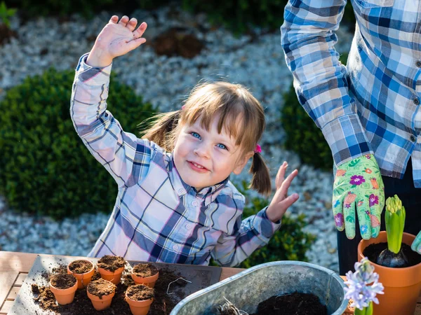 Ragazza piantare bulbi di fiori — Foto Stock