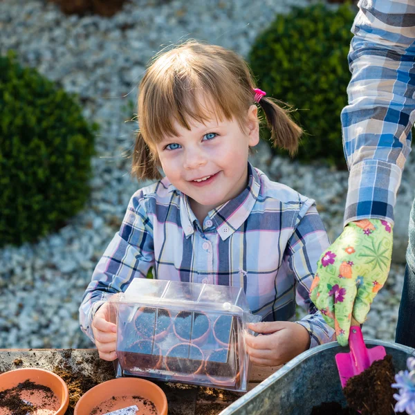 Meisje aanplant bloembollen — Stockfoto