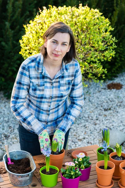 Mujer plantando bulbos de flores - mirando a la cámara — Foto de Stock