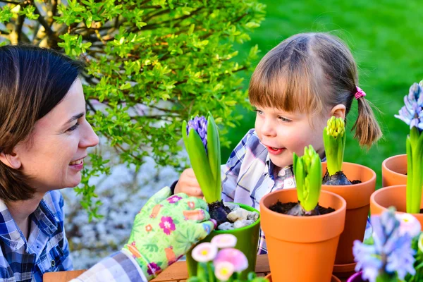 Mädchen pflanzt Blumenzwiebeln — Stockfoto