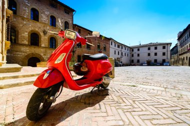 Kırmızı İtalyan scooter