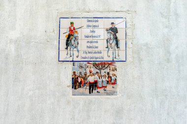 Azambuja, Portekiz - 19 Ekim 2019, Portekiz Dekoratif Azulejo fayans duvar resmi geleneksel binicileri ve köy halk dansını gösteriyor, yerel kültür ve mirası, sokak sanatının detaylarını kutluyoruz.