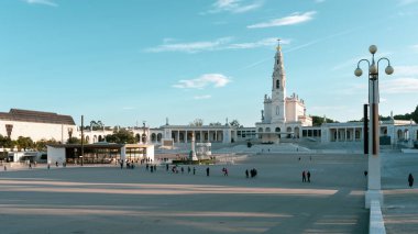 Fatima, Portekiz - 22 Ekim 2019, Fatima Hanımefendimizin Sığınağı ve Fatima 'daki ikonik Katolik hac alanının geniş panoramik manzaralı ana meydandaki hacılarla birlikte Tespih Bazilikası