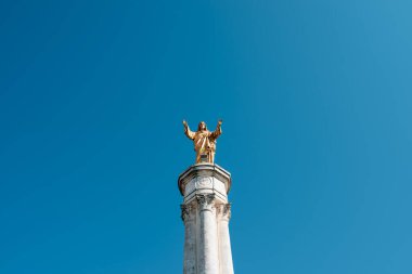 Portekiz 'deki Fatima Mabedi' nde kolları açık olarak Hıristiyan inancının, umudun ve kutsanmışlığın simgesi olan mavi gökyüzüne bakan İsa 'nın altın heykeli.