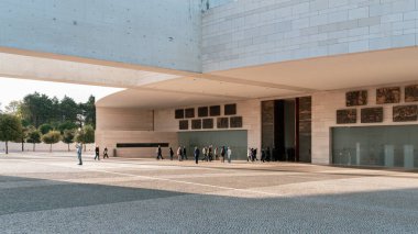 Fatima, Portekiz - 22 Ekim 2019, hacılar Portekiz 'in Fatima kentindeki Kutsal Üçlü Kilisesi' nin modern Bazilikası 'nın girişine doğru yürüyorlar.