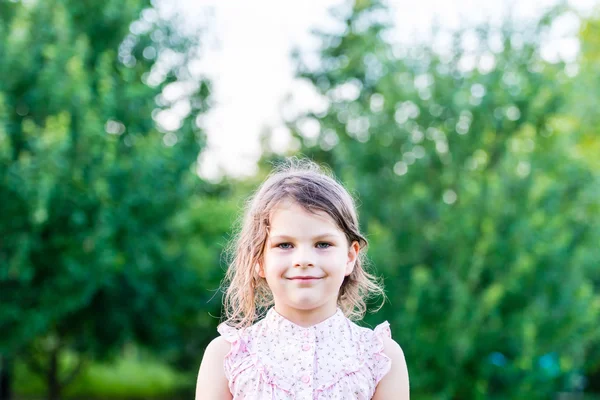 Menina feliz animado. Menina jovem sorrindo muito feliz surpreendido bei — Fotografia de Stock