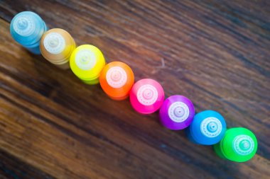 ahşap arka plan üzerinde renkli kuru pigment ile şişe