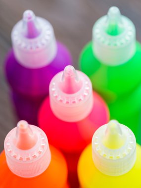 ahşap arka plan üzerinde renkli kuru pigment ile şişe