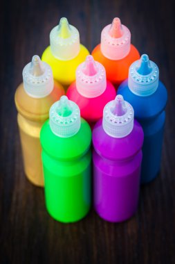 ahşap arka plan üzerinde renkli kuru pigment ile şişe