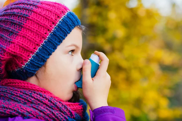 Dziewczyna przy użyciu inhalatora w jesienny dzień — Zdjęcie stockowe