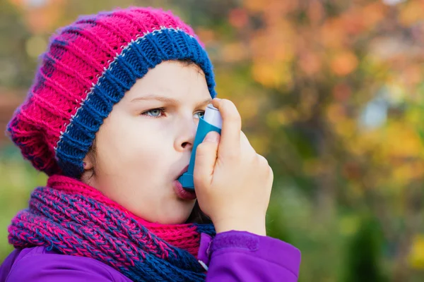 Chica usando inhalador en un día de otoño — Foto de Stock