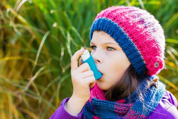 Chica usando inhalador en un día de otoño — Foto de Stock